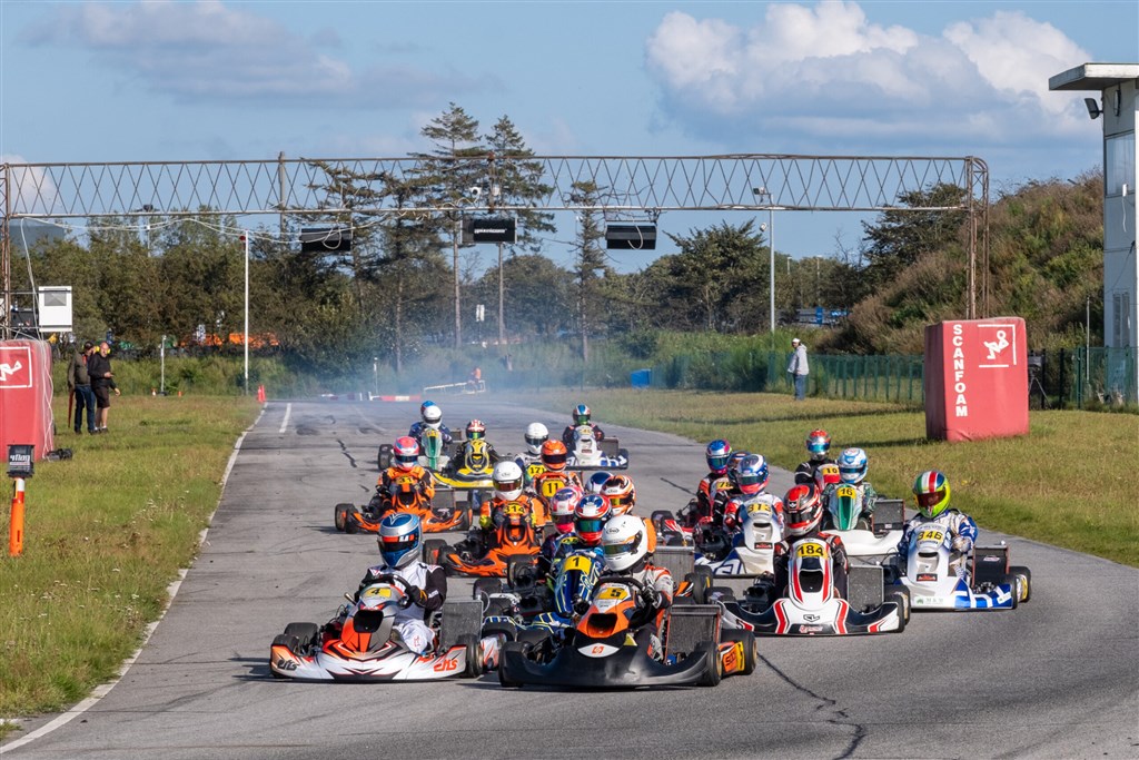 Andreas Falch vs Julius Lassen ind i første sving af KZ2-finalen i Vojens.
(Foto: Danish Karting League)